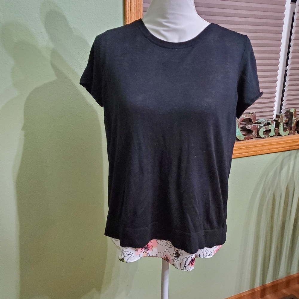 Ann Taylor med short sleeve sweater.
